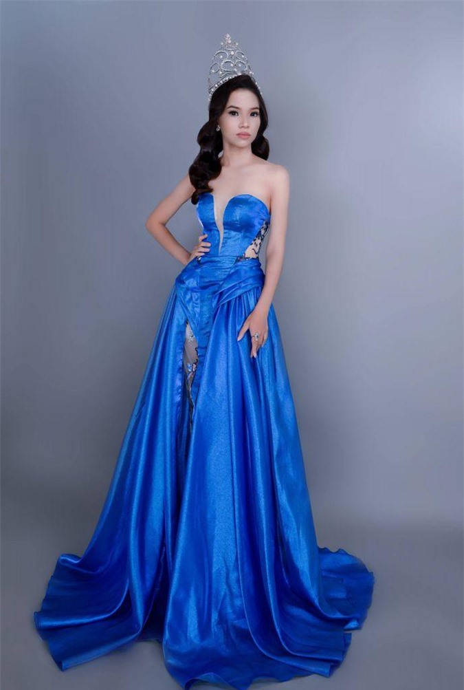 Sự kết hợp chặt chẽ giữa t&agrave; &aacute;o c&ugrave;ng chiếc vương miện tinh xảo tạo n&ecirc;n một Huỳnh Tr&acirc;m đầy n&eacute;t qu&yacute; ph&aacute;i v&agrave; quyền lực.