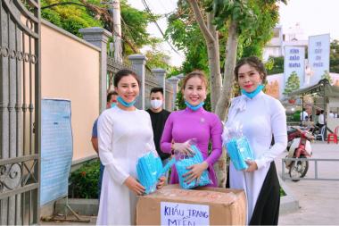 Hoa hậu Vũ Thanh Thảo chung tay cùng cộng đồng, phát khẩu trang miễn phí