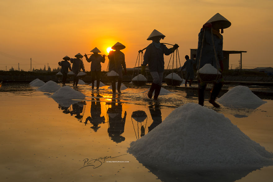 Vẻ đẹp của những diêm dân trên đồng muối Hòn Khói