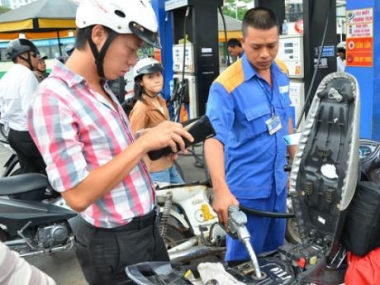 Điều chỉnh giá xăng vào 20h là.. thích hợp nhất