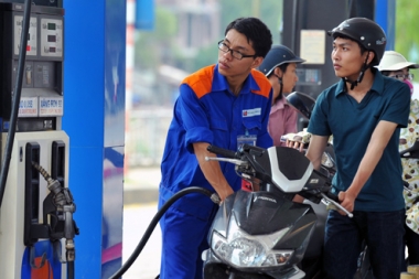 Xăng giảm hơn 300 đồng/lít