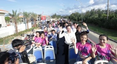 Tập đoàn Empire nhận bàn giao 12 chiếc xe buýt hai tầng phục vụ Coco City Tour