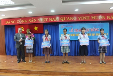 Trao học bổng 12 tỷ đồng cho học sinh, sinh viên nghèo
