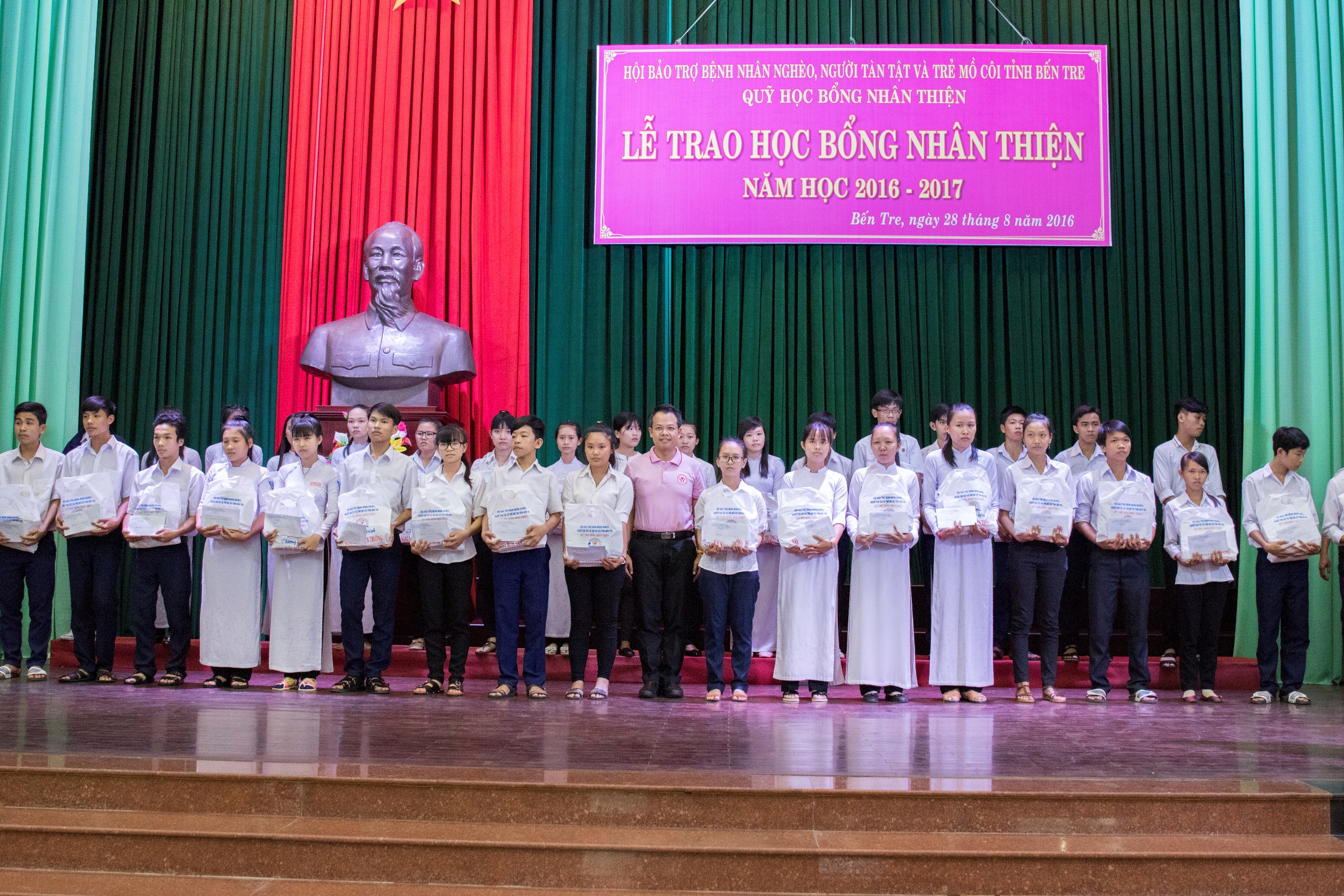 C.P. Việt Nam trao Link Nhà Cái Uy Tín 2026 | Đăng Ký +65k “Nâng bước tới trường 2016”