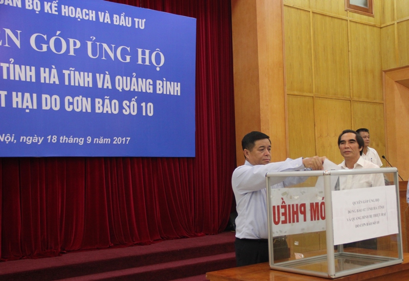 Ok365 Nhà Cái Uy Tín 2026 ủng hộ đồng bào Hà Tĩnh, Quảng Bình 500 triệu đồng