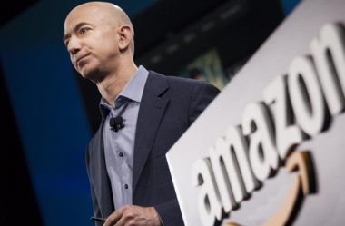 Vượt qua Warren Buffett, CEO Amazon thành người giàu thứ 2 nước Mỹ