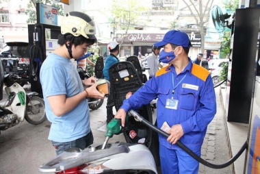 Giá xăng RON95-III tăng gần 1.000 đồng/lít từ 18h chiều nay
