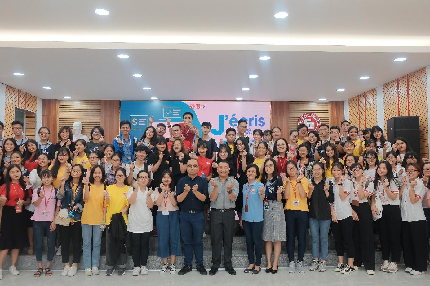 Thầy trò Cơ sở II Đại học Ngoại thương sôi nổi kỷ niệm Ngày Truyền thống