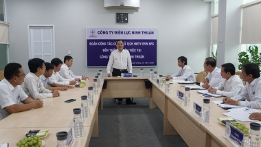 EVNSPC kiểm tra hoạt động cung cấp điện và tặng quà học sinh đồng bào dân tộc thiểu số tỉnh Ninh Thuận