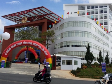 Tạm dừng cuộc đua xây trụ sở nghìn tỷ tại các địa phương
