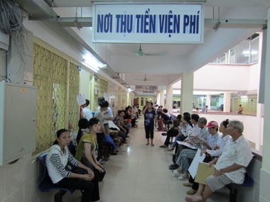 Lùi thời gian tăng viện phí sang năm 2016: Do đâu?