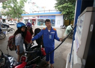 Xăng giảm giá gần 400 đồng/lít