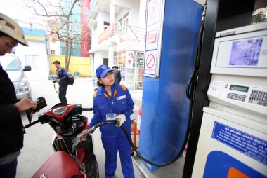 Tăng giá dầu 150 đồng/lít, giá xăng giữ nguyên