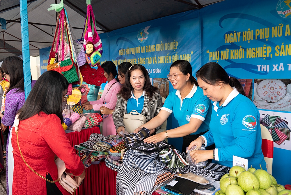 Đề xuất mô hình Ok365.com link không chặn các nhân tố tác động đến động lực làm việc  của cán bộ Hội phụ nữ  cấp cơ sở