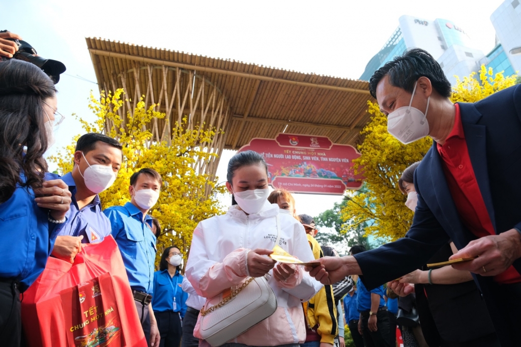 “Tết chung một nhà” trao tặng vé xe khách, vé tàu và vé máy bay cho công nhân về quê ăn Tết