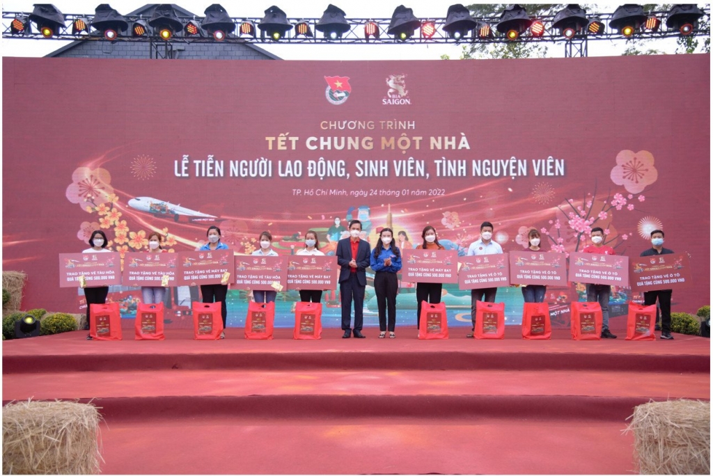 “Tết chung một nhà” trao tặng vé xe khách, vé tàu và vé máy bay cho công nhân về quê ăn Tết