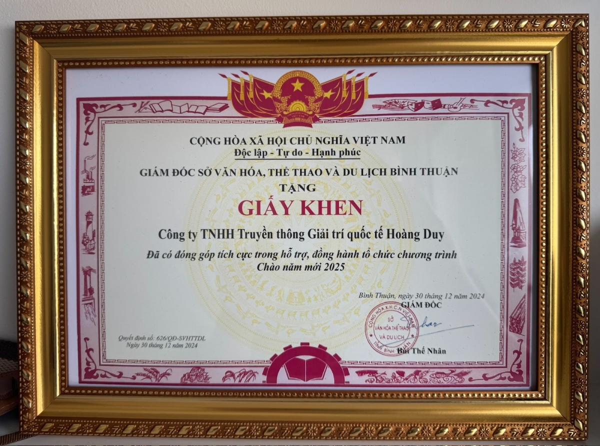 Giấy khen dành cho công ty Hoàng Duy vì những đóng góp hỗ trợ đồng hành tổ chức chương trình chào năm mới 2025