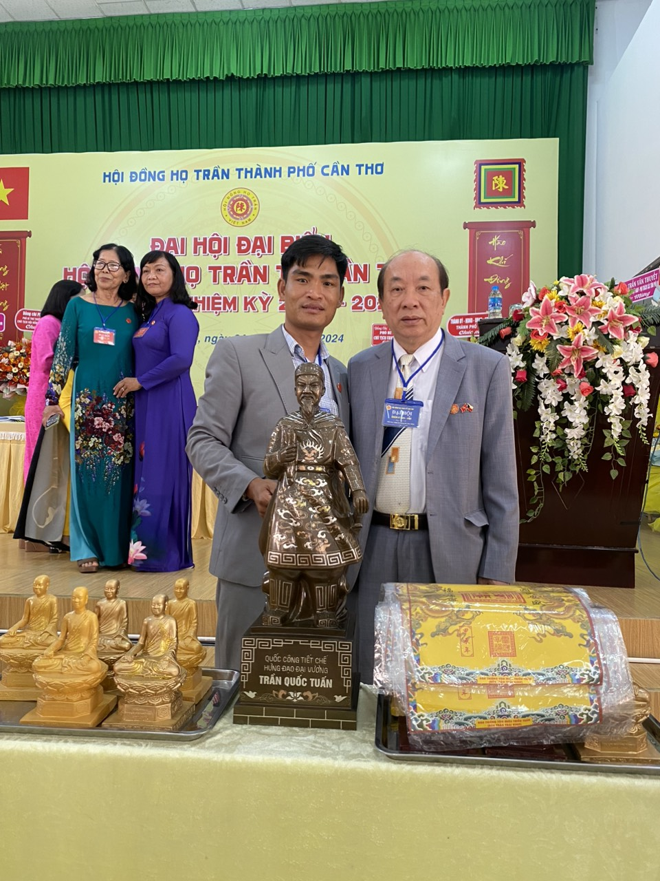 CEO Trần Đình Hưng trao tặng tượng đồng Hưng Đạo đại vương tại Hội đồng Họ Trần TP. Cần Thơ