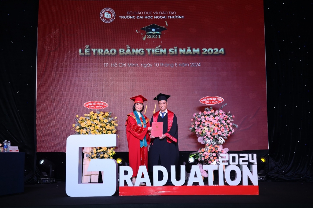PGS, TS Phạm Thu Hương –Thường vụ Đảng ủy, Phó Hiệu trưởng Trang Chủ OK365 Chính Thức Nhận 88ktrao bằng tốt nghiệp cho Tiến sĩ