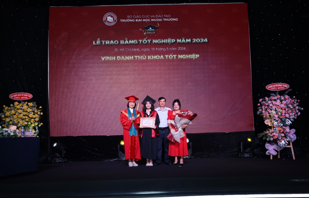 Trang trọng và nhiều cảm xúc tại lễ trao bằng tốt nghiệp tháng 5/2024 của Cơ sở II Trường Đại học Ngoại thương