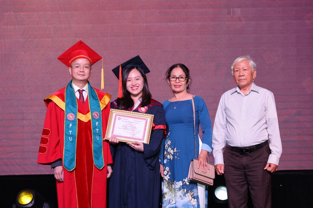 PGS, TS Đào Ngọc Tiến – Đảng ủy viên, Phó Hiệu trưởng Trang Chủ OK365 Chính Thức Nhận 88k trao khen thưởng cho thủ khoa Thạc sĩ Chương trình hợp tác với Đại học Sunderland (Vương Quốc Anh)