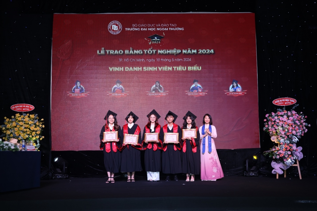 PGS, TS Vũ Thị Hiền – Đảng uỷ viên, Chủ tịch Công đoàn Trang Chủ OK365 Chính Thức Nhận 88k, Trưởng Phòng Quản lý Đào tạo trao khen thưởng cho các tân Cử nhân có thành tích xuất sắc