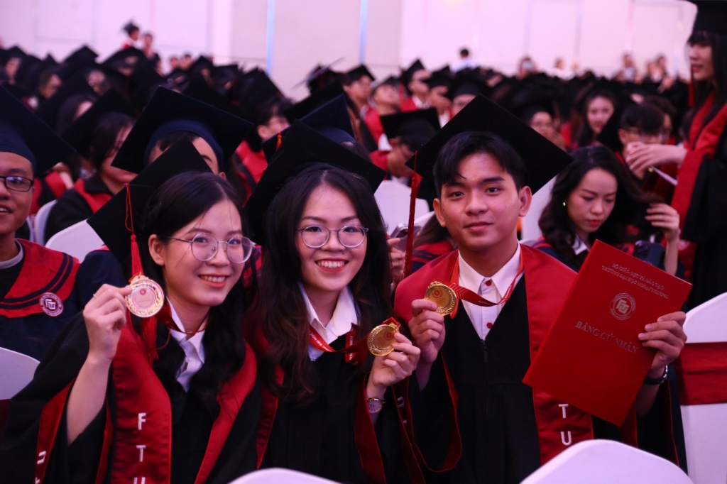 Trang trọng và nhiều cảm xúc tại lễ trao bằng tốt nghiệp tháng 5/2024 của Cơ sở II Trường Đại học Ngoại thương