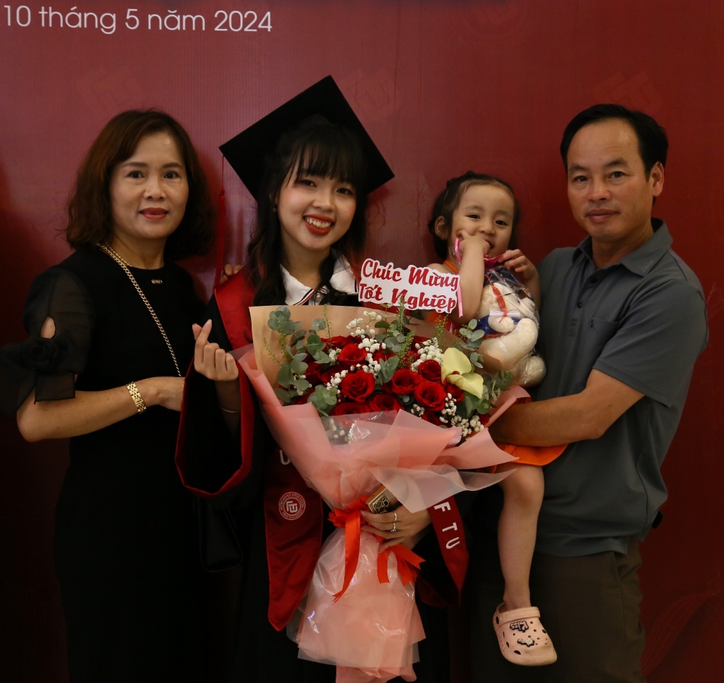 Trang trọng và nhiều cảm xúc tại lễ trao bằng tốt nghiệp tháng 5/2024 của Cơ sở II Trường Đại học Ngoại thương