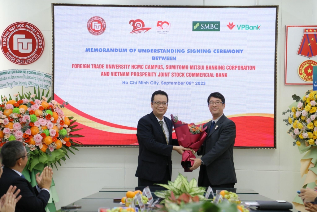 PGS, TS Nguyễn Xuân Minh – Giám đốc Cơ sở II tặng hoa cho Ông Matsumoto Nobuyuki – Trưởng đại diện -Văn phòng của Tổ chức Xúc tiến Mậu dịch Nhật Bản tại Việt Nam.