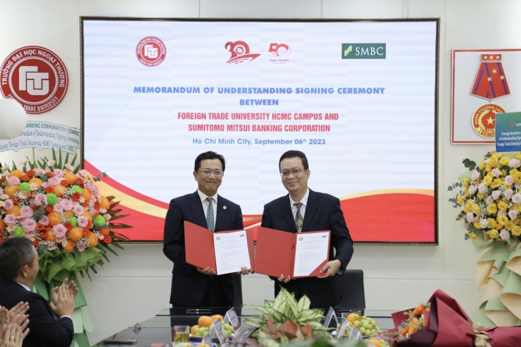Đại diện Cơ sở II, PGS, TS Nguyễn Xuân Minh – Giám đốc Cơ sở II và Đại diện Ok365 com vn nổ hũ SMBC, Ông Yuichi Nishimura – Tổng Giám đốc điều hành Khu vực Châu Á Thái Bình Dương ký kết thỏa thuận hợp tác.