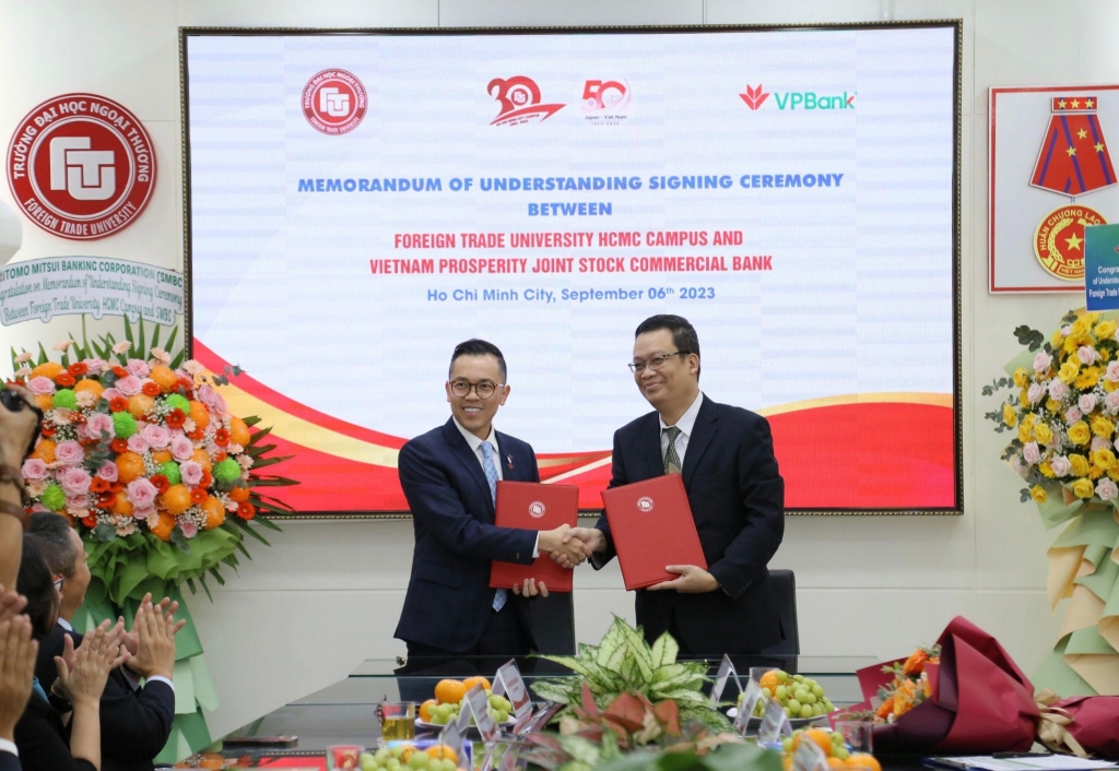 Đại diện Cơ sở II, PGS, TS Nguyễn Xuân Minh – Giám đốc Cơ sở II và Đại diện Ok365 com vn nổ hũ VPBank Ông Phùng Duy Khương – Phó Tổng Giám đốc thường trực kiêm Giám đốc Khối Khách hàng Cá nhân ký kết thỏa thuận hợp tác.