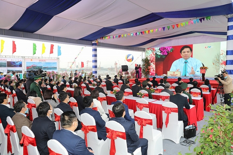 Các đại biểu cắt băng khánh thành Cầu Tình Yêu, tỉnh Quảng Ninh