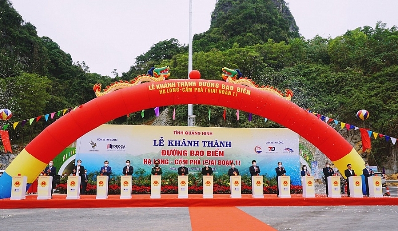 Các đại biểu làm lễ nhấn nút khánh thành công trình đường bao biển nối TP Hạ Long - TP Cẩm Phả giai đoạn I