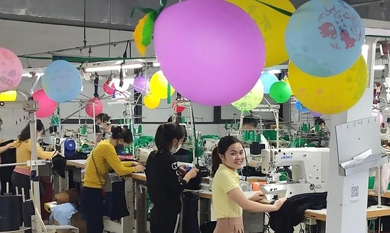Công nhân đang làm việc trong KCN VSIP Nghệ An