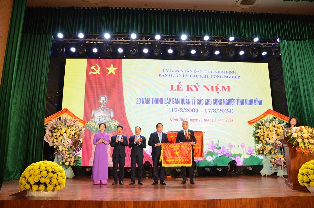 Ban Quản lý các Khu Ok 365 bet Nhanh tay đăng ký tỉnh Ninh Bình đón nhận Cờ thi đua cùng nhiều phần thưởng cao quý của Ok365 Nhà Cái Uy Tín 2026 và tỉnh Ninh Bình