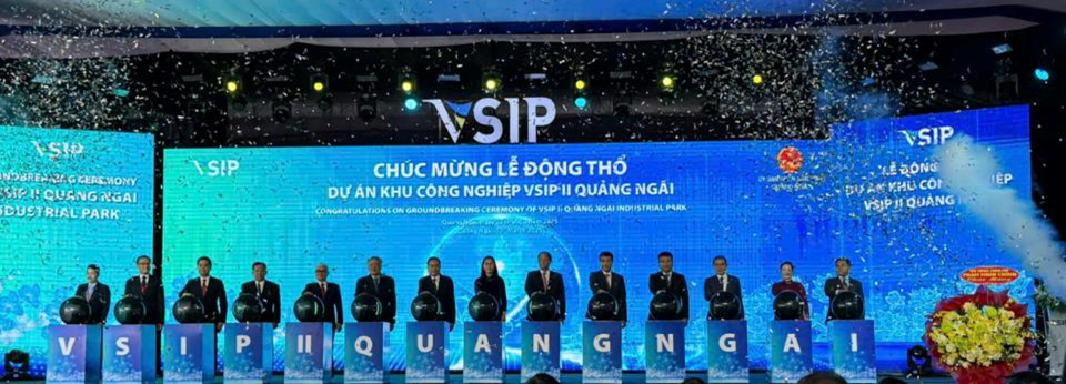 Các Đại biểu thực hiện nghi thức động thổ Ok365 com vn tỷ lệ kèo World Cup 2026 KCN VSIP II  Quảng Ngãi