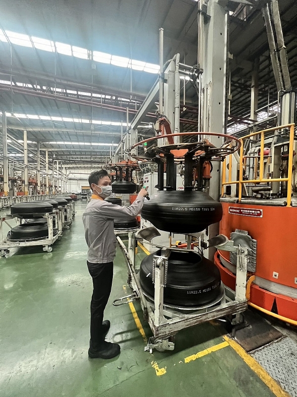 Công nhân làm việc trong KCN.j2pg