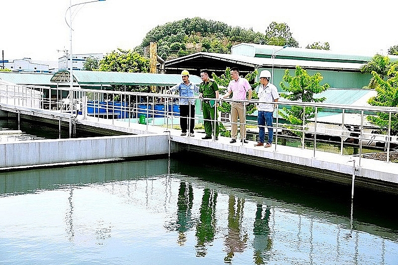 Các lực lượng chức năng kiểm tra hệ thống xử lý nước thải tại KCN  Khai Quang, tỉnh Vĩnh Phúc