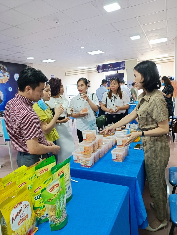 Các đại biểu tham quan và tìm hiểu gian hàng trưng bày sản phẩm có thế  mạnh của Tỉnh
