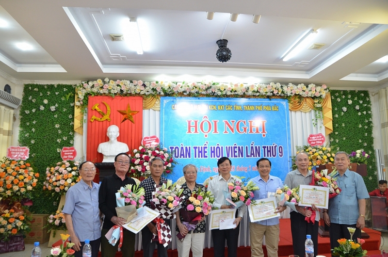 ịBan chủ nhiệm Câu lạc bộ tổ chức chúc thọ cho các Hội viên