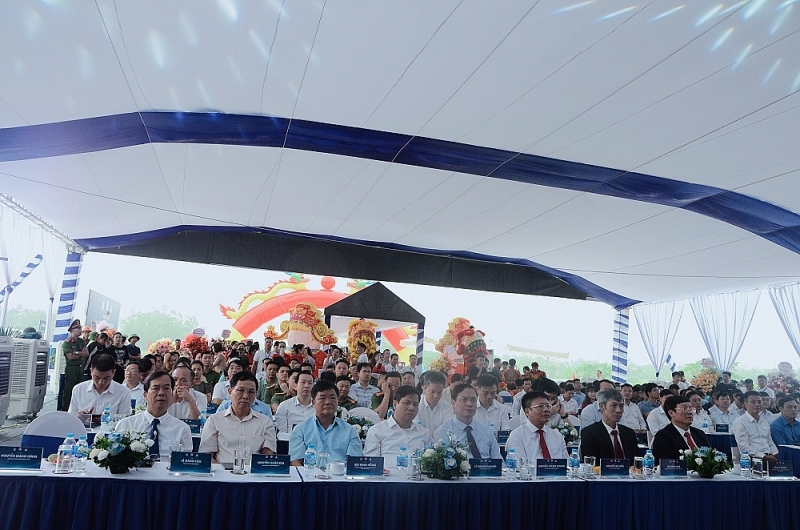 Lãnh đạo tỉnh Vĩnh Phúc (hàng trên) dự Lễ khởi công KCN Sông Lô II