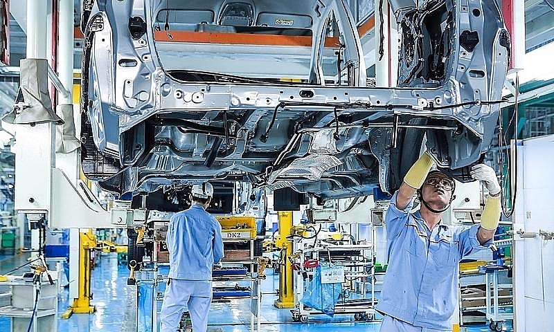 Công nhân đang lắp ráp xe ô tô tại Nhà máy Toyota Vĩnh Phúc.