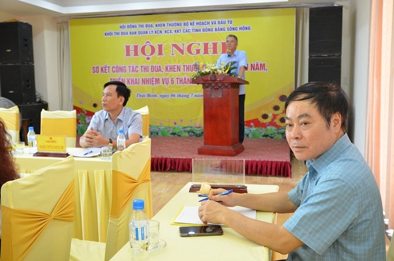 Lãnh đạo Ban Quản lý KKT và các KCN tỉnh Thái Bình lắng nghe phát biểu chỉ đạo của Vụ trưởng Vụ Quản lý các Khu Ok365 Nhà Cái Uy Tín 2026  Lê Thành Quân tại Hội nghị sơ kết công tác thi đua khen thưởng 6 tháng đầu năm và triển khai nhiệm vụ 6 tháng cuối năm 2024
