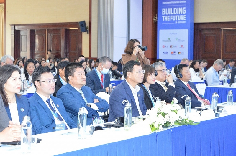 Lãnh đạo thành phố Hải Phòng, lãnh đạo DEEP C và các đại biểu lắng nghe chia sẻ của các nhà Ok365 vina thể thao, casino, slot, bắn cá và xổ số