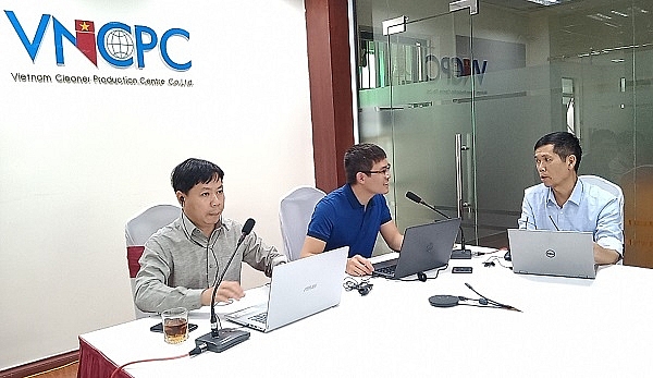 Ông Lê Xuân Thịnh- Giám đốc Trung Công ty TNHH Trung tâm Ok 365 bet cc Trang Web Giải Trí sạch hơn Việt Nam (VNCPC) phát biểu tại Hội thảo trực tuyến  Ok 365 bet cc Trang Web Giải Trí sạch hơn