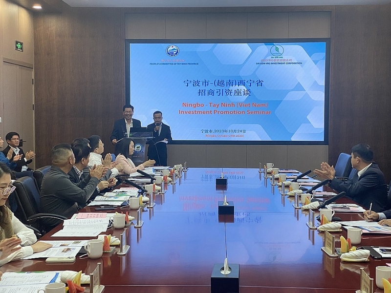 Ông Nguyễn Mạnh Hùng - Phó Bí thư Tỉnh ủy tỉnh Tây Ninh phát biểu khai mạc Hội thảo tại Ninh Ba