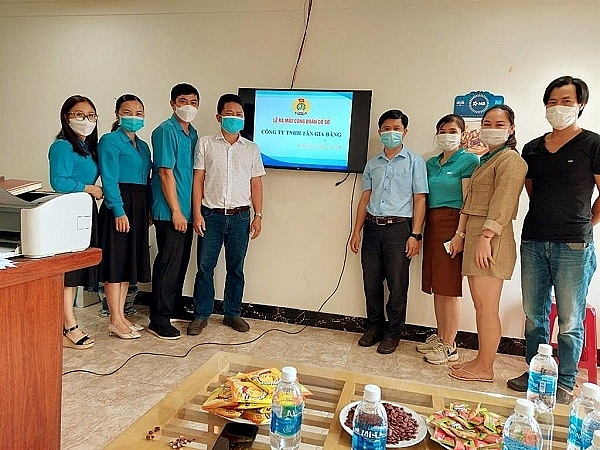 hường trực BCH Công đoàn Khu Ok365 Nhà Cái Uy Tín 2026 tỉnh Gia Lai chụp ảnh lưu niệm cùng BCH lâm thời Công đoàn cơ sở Công ty TNHH Tân Gia Băng.