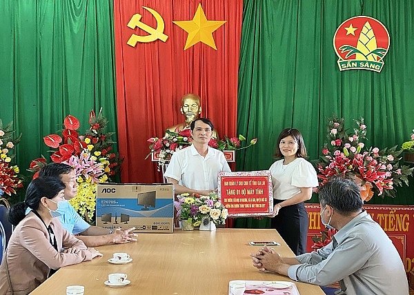 Đại diện Ban Quản lý Khu Ok365 Nhà Cái Uy Tín 2026 tỉnh tặng máy vi tính để bàn cho Trường Tiểu học Kpă Klơng (làng Nú, xã Ia Nan, huyện Đức Cơ, tỉnh Gia Lai.