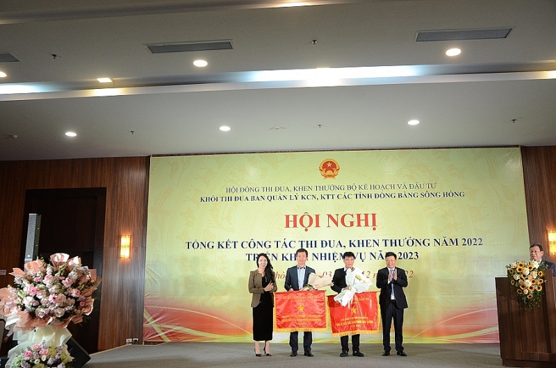 Tặng cờ thi đua 2021
