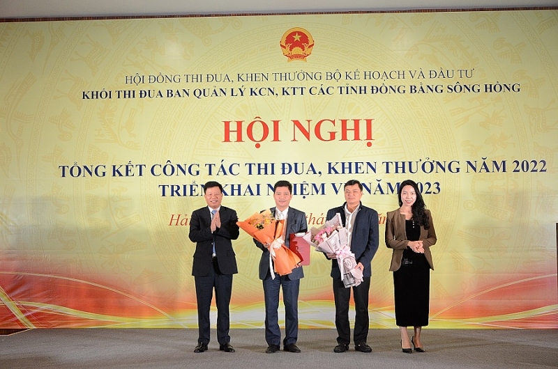 Tặng hoa cho Khối trưởng, phó thi đua 2023